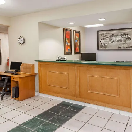 Super 8 By Wyndham Huntington Hotel